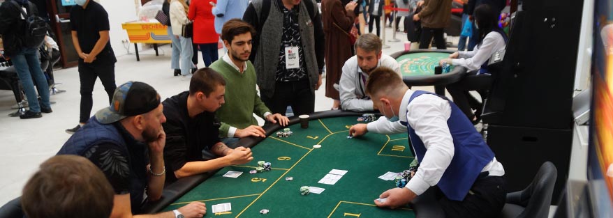 Люди играют в спортивный покер